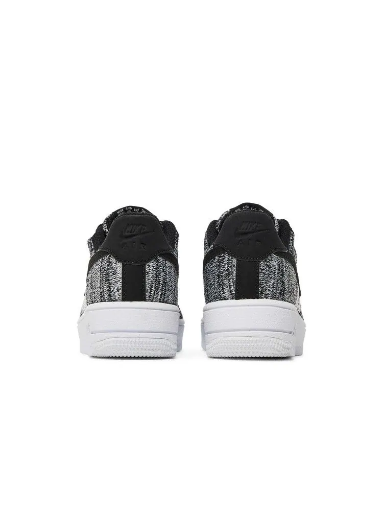 Кроссовки Nike Air Force 1 Flyknit 2.0 GS 'Oreo' — изображение 7 из 9, черный/платиновый/белый