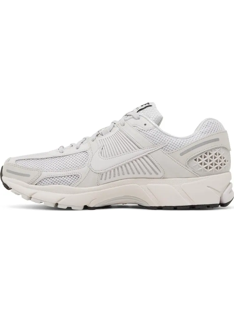 Кроссовки Nike Air Zoom Vomero 5 'Vast Grey' — изображение 3 из 4, серый