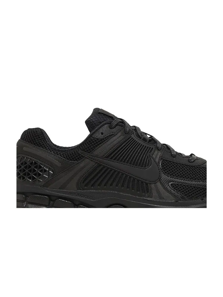 Кроссовки Air Zoom Vomero 5 'Triple Black' — изображение 2 из 8, черный