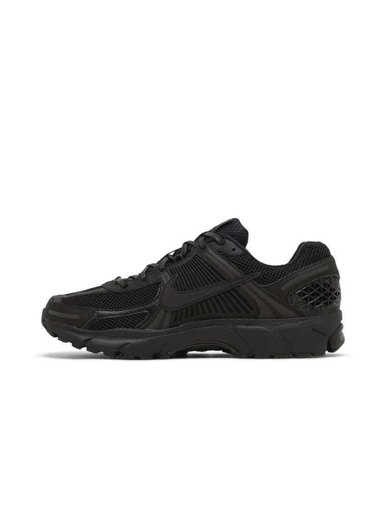 Кроссовки Air Zoom Vomero 5 'Triple Black' — изображение 3 из 8, черный