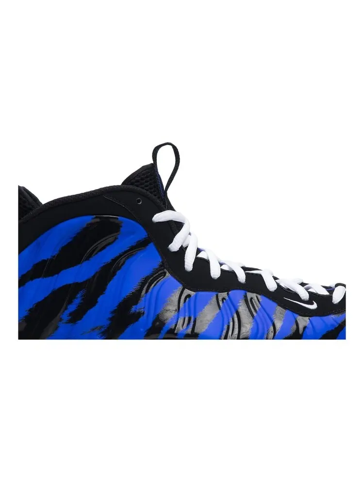 Кроссовки Nike Air Foamposite One 'Tiger Stripes' — изображение 2 из 4, синий