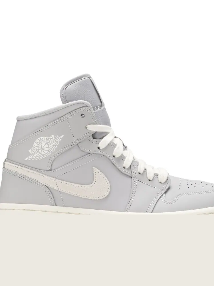 Кроссовки Air Jordan Wmns Air Jordan 1 Mid 'Grey Light Bone' — изображение 2 из 4, серый