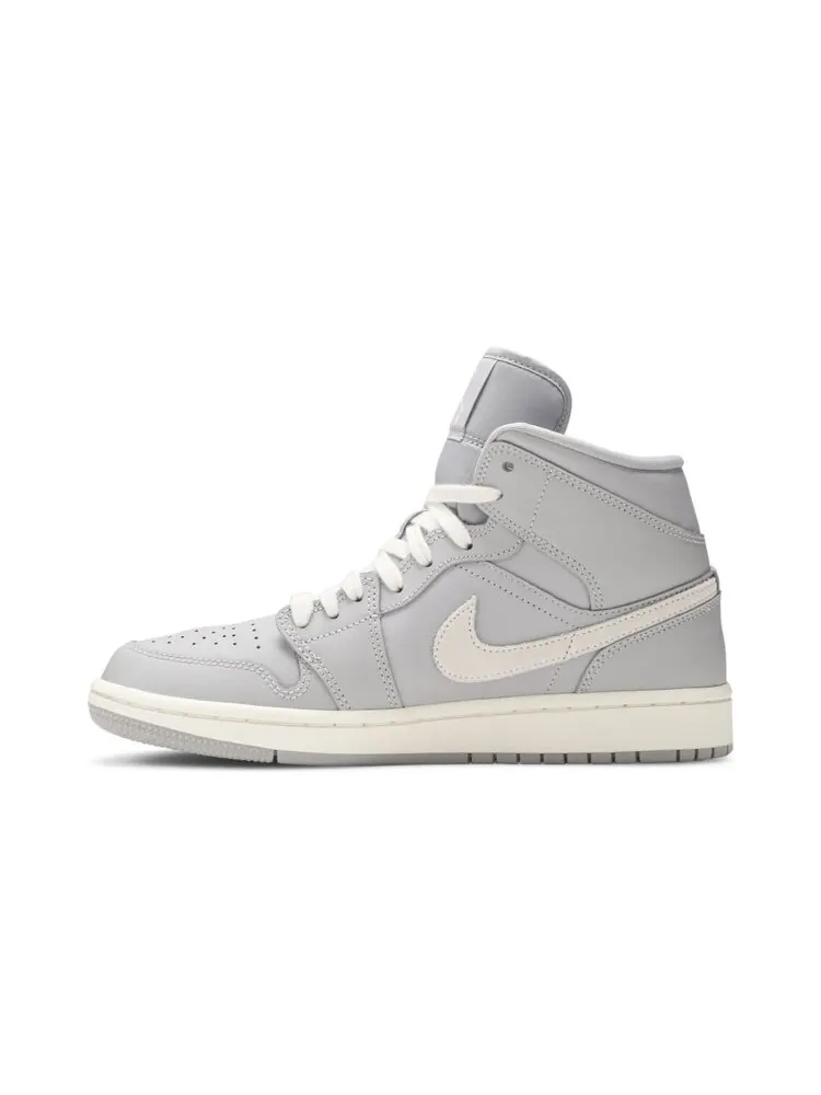 Кроссовки Air Jordan Wmns Air Jordan 1 Mid 'Grey Light Bone' — изображение 3 из 4, серый