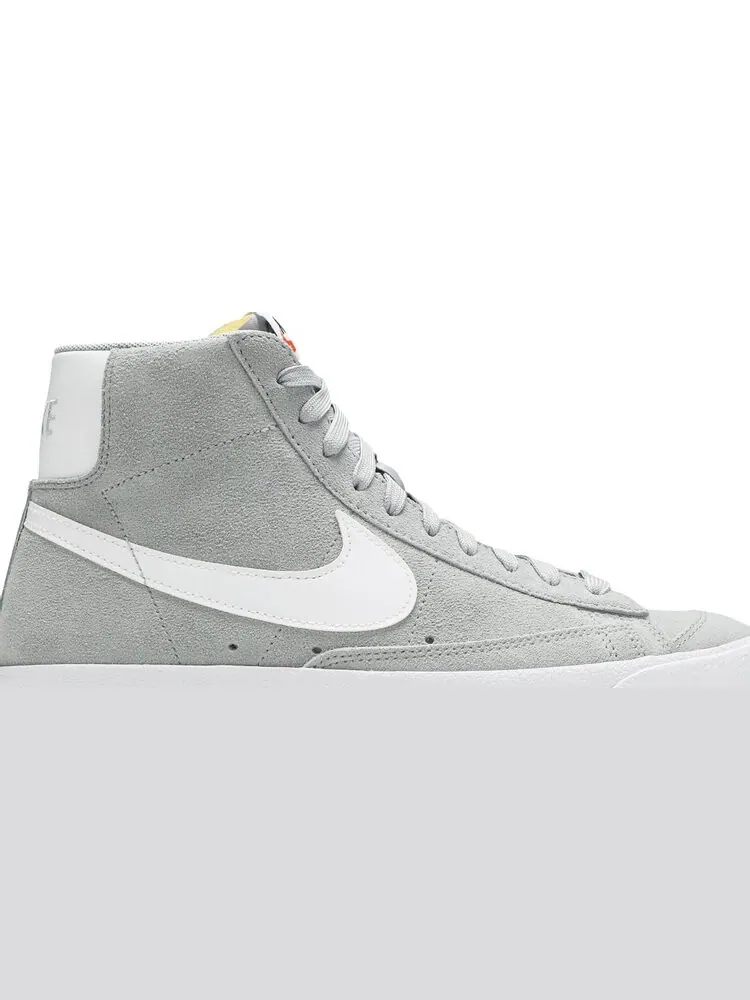 Кроссовки Nike Blazer Mid '77 Suede 'Light Smoke Grey' — изображение 2 из 8, серый