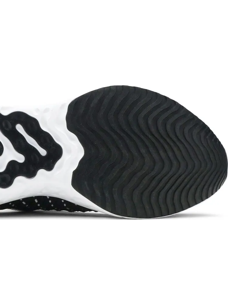 Кроссовки Nike React Phantom Run Flyknit 2 'Black White' — изображение 5 из 8, черный