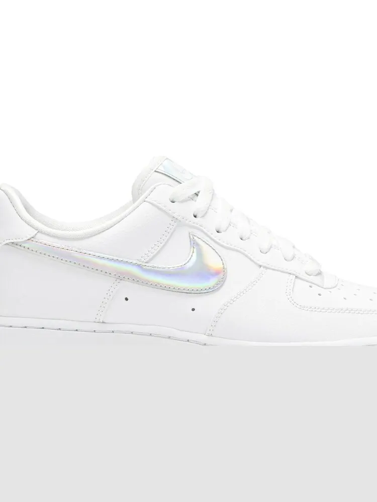 Кроссовки Nike Wmns Air Force 1 Low 'Iridescent Swoosh' — изображение 2 из 8, белый