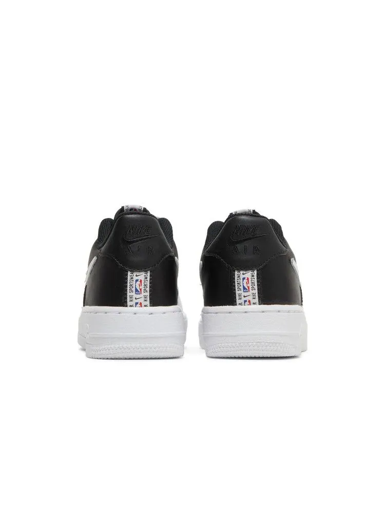 Кроссовки Nike Air Force 1 Low LV8 GS, Spurs — изображение 6 из 8, белый
