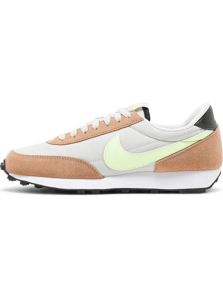 Кроссовки Nike Wmns Daybreak 'Light Bone Barely Volt' — изображение 3 из 8, загар