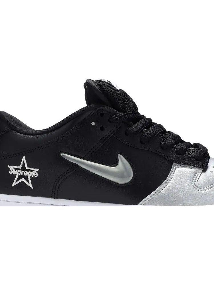 Кроссовки Nike Supreme x Dunk SB Low QS 'Metallic Silver' — изображение 2 из 8, серебряный
