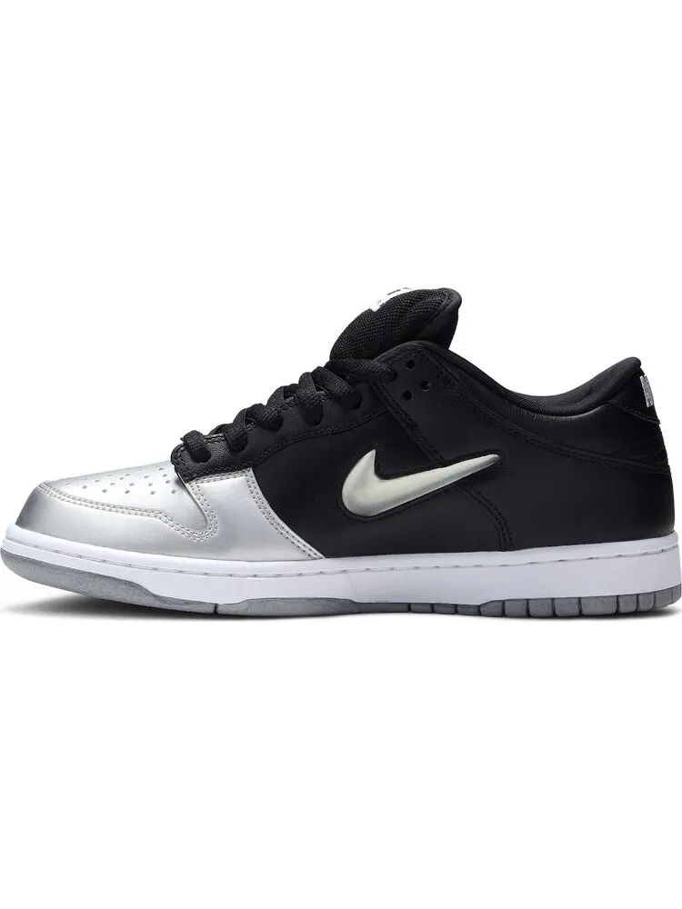 Кроссовки Nike Supreme x Dunk SB Low QS 'Metallic Silver' — изображение 3 из 8, серебряный