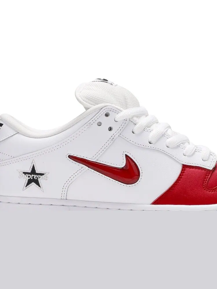 Кроссовки Nike Supreme x Dunk SB Low 'Varsity Red' — изображение 2 из 8, красный