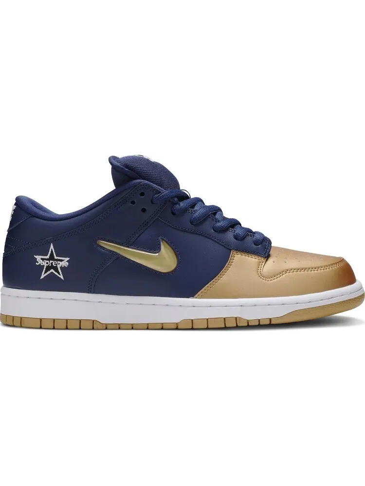 Кроссовки Nike Supreme x Dunk SB Low QS 'Metallic Gold' — изображение 1 из 8, золото