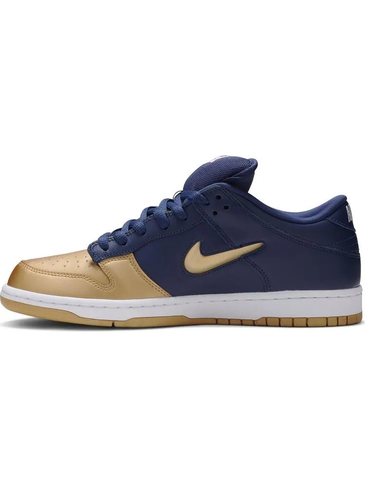 Кроссовки Nike Supreme x Dunk SB Low QS 'Metallic Gold' — изображение 3 из 8, золото