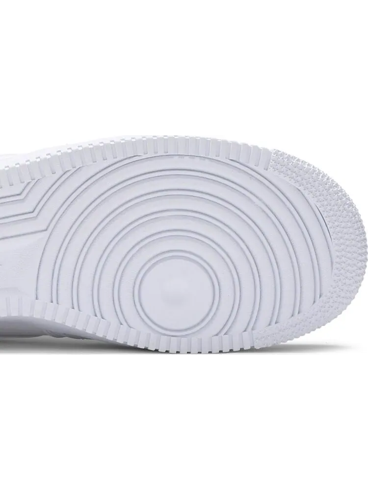 Кроссовки Nike Air Force 1 '07 LV8 'Misplaced Swoosh - Triple White' — изображение 5 из 8, белый