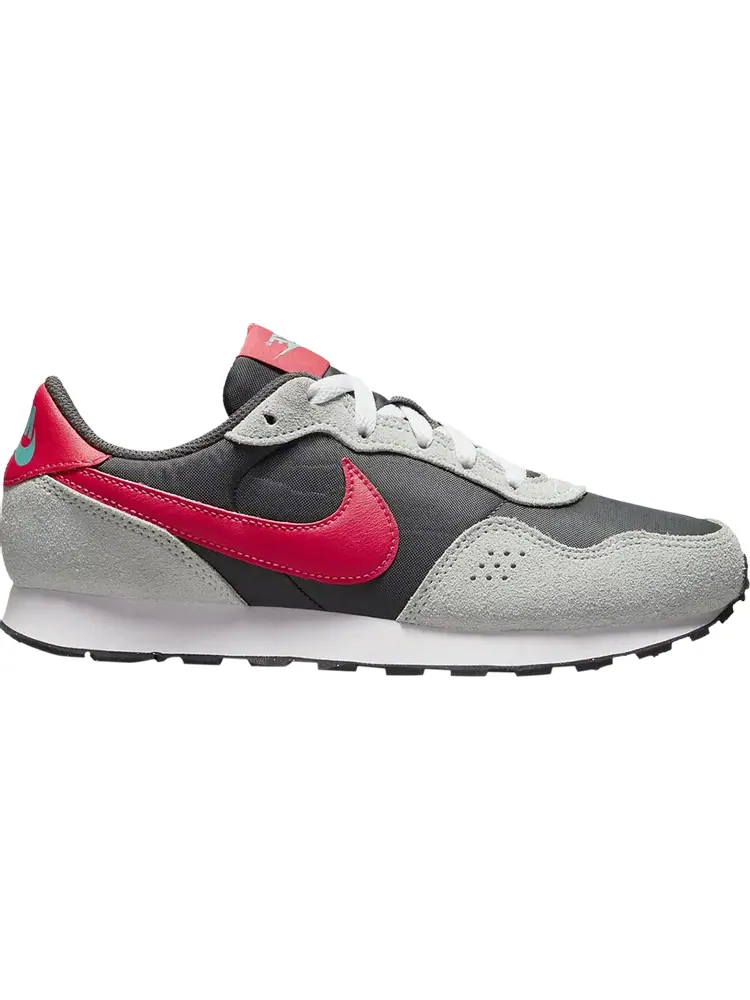 Кроссовки Nike MD Valiant GS 'Medium Ash Siren Red' — изображение 1 из 1, серый