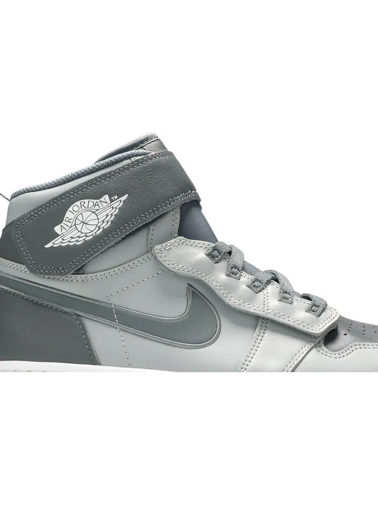 Кроссовки Air Jordan 1 High FlyEase Light Smoke Grey — изображение 1 из 8, серый