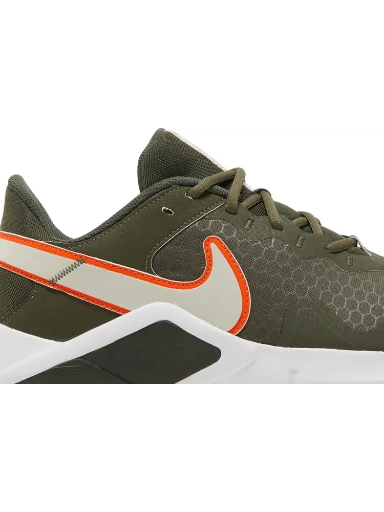 Кроссовки Nike Legend Essential 2 'Cargo Khaki Safety Orange' — изображение 2 из 8, зеленый