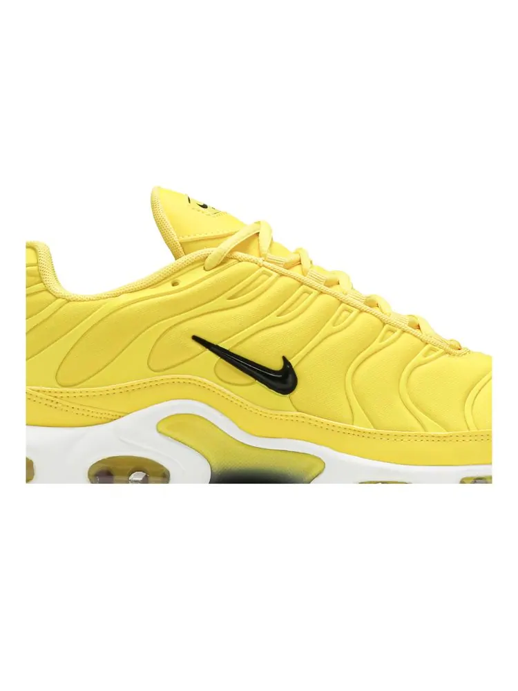 Кроссовки Wmns Air Max Plus TN 'Chrome Yellow' — изображение 2 из 8, желтый