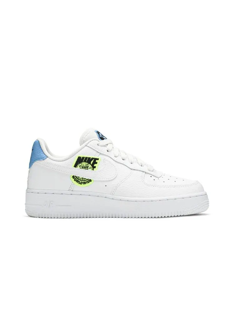 Кроссовки Nike Wmns Air Force 1 '07 SE 'Worldwide Pack - Volt' — изображение 2 из 9, белый//синий/белый