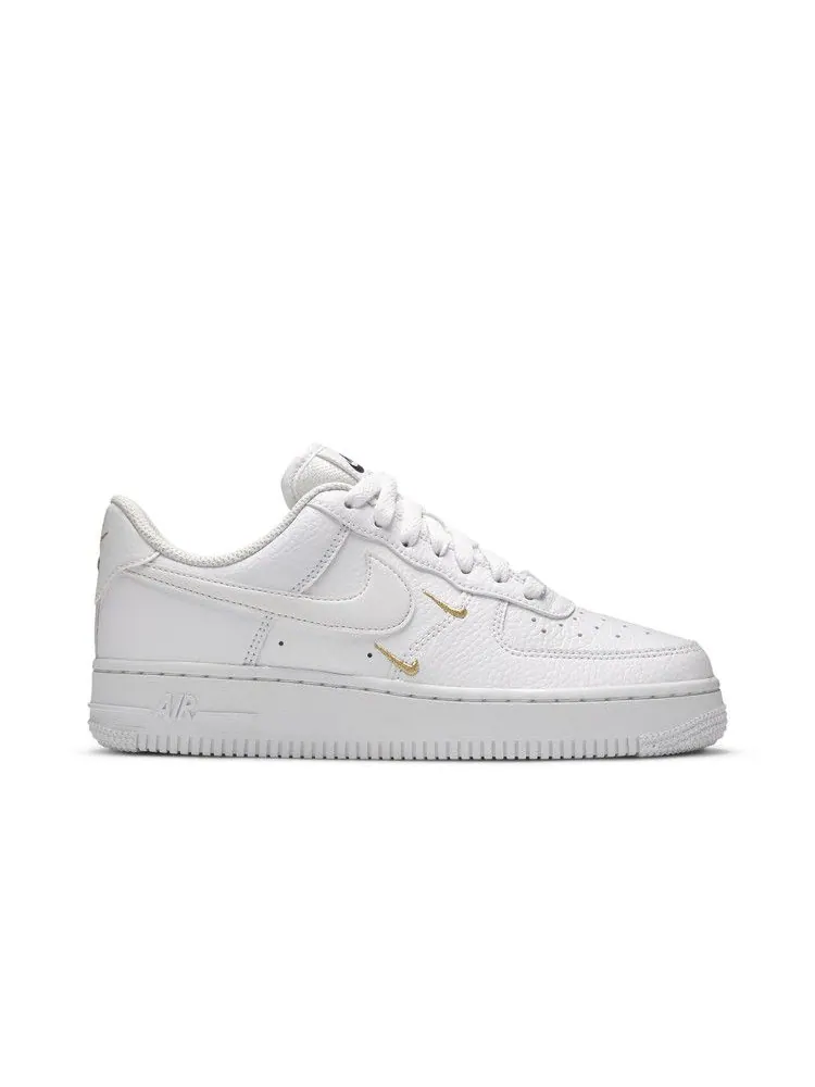 Кроссовки Nike Wmns Air Force 1 '07 Essential 'White Metallic Gold' — изображение 2 из 9