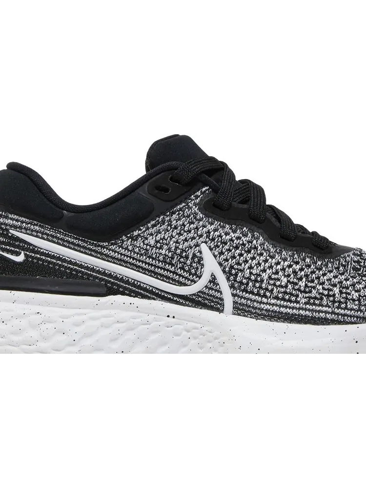Кроссовки Nike Wmns ZoomX Invincible Run Flyknit 'White Black' — изображение 2 из 8, серый