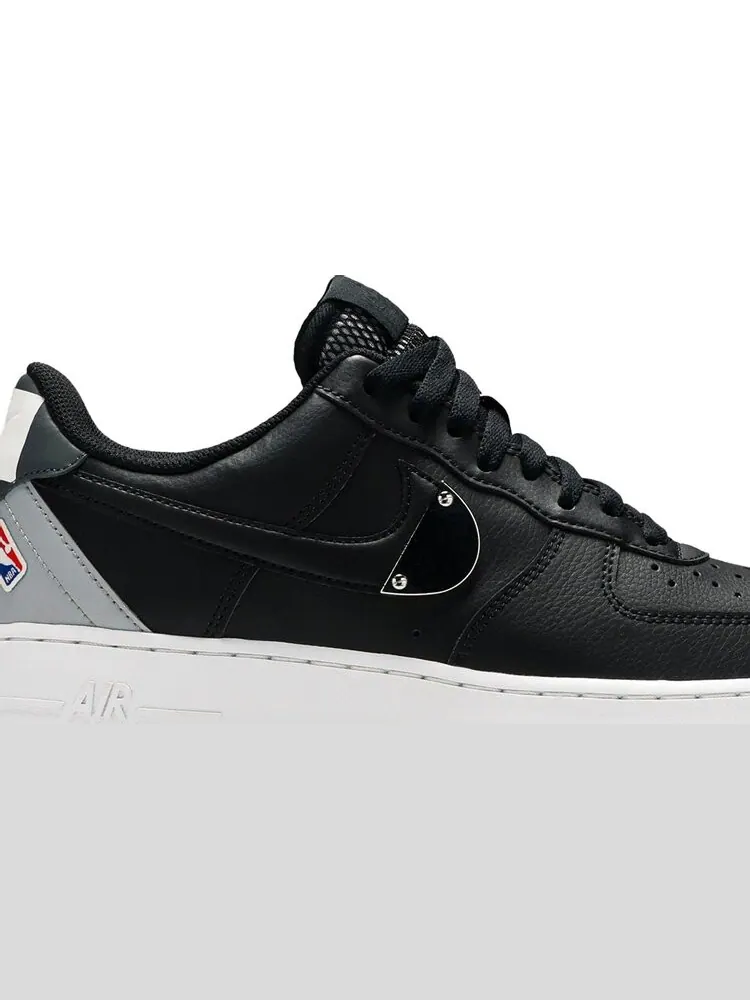 Кроссовки Nike NBA x Air Force 1 '07 LV8 'Black Wolf Grey' — изображение 2 из 8, черный