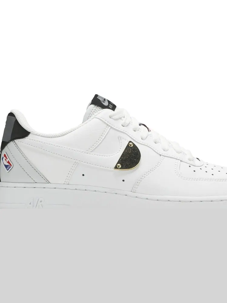 Кроссовки Nike NBA x Air Force 1 '07 LV8 'White Pure Platinum' — изображение 2 из 8, белый