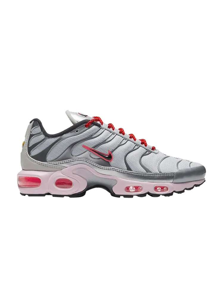 Кроссовки Wmns Air Max Plus 'Metallic Silver Bright Crimson' — изображение 1 из 1