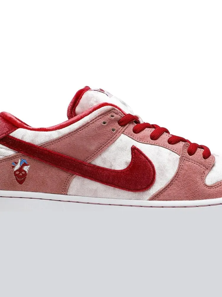 Лимитированные кроссовки Nike StrangeLove x Dunk Low SB 'Valentine's Day' Special Box — изображение 2 из 8, розовый