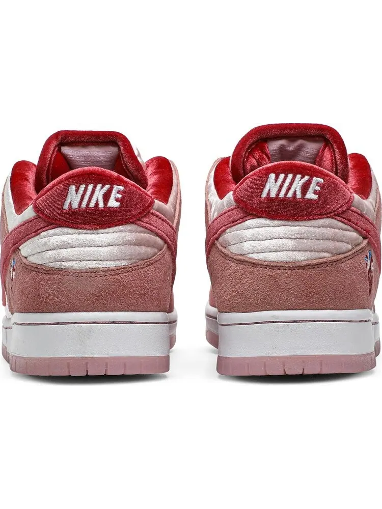 Лимитированные кроссовки Nike StrangeLove x Dunk Low SB 'Valentine's Day' Special Box — изображение 6 из 8, розовый