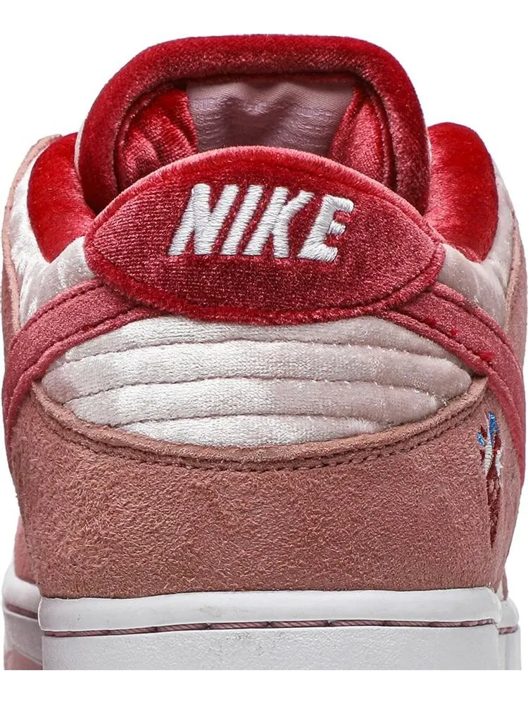 Лимитированные кроссовки Nike StrangeLove x Dunk Low SB 'Valentine's Day' Special Box — изображение 7 из 8, розовый