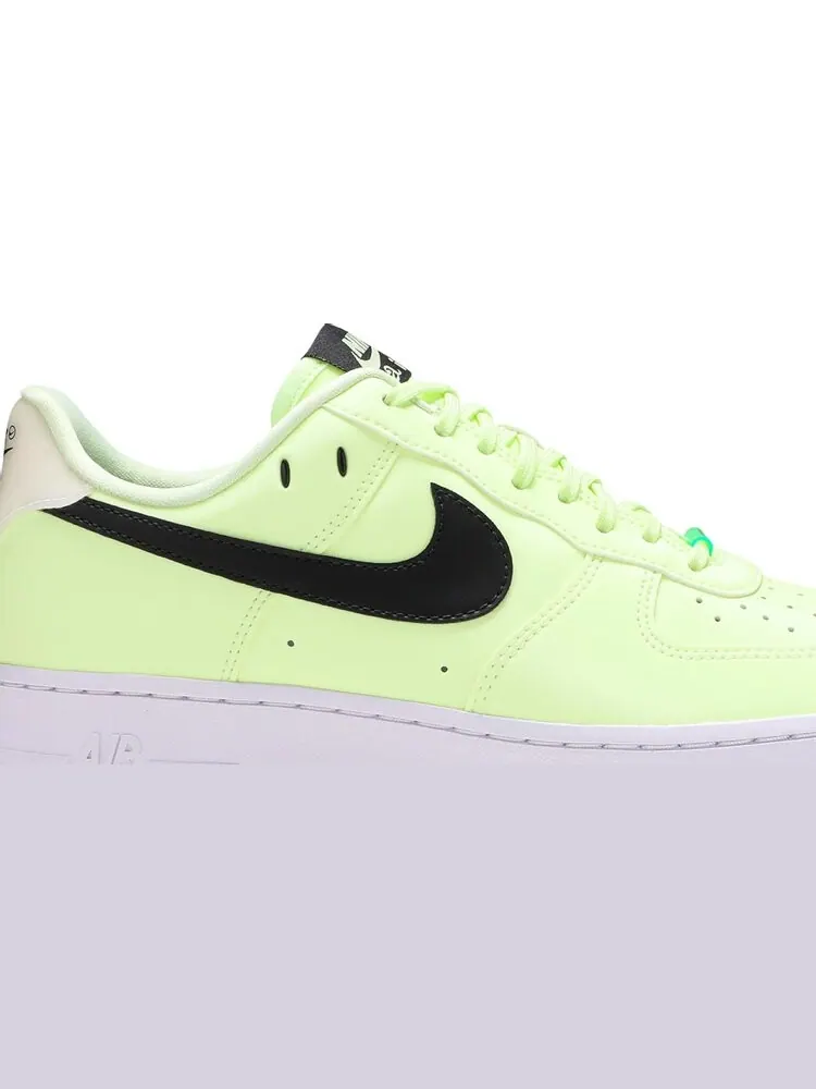 Кроссовки Nike Wmns Air Force 1 '07 LX 'Barely Volt' — изображение 2 из 8, зеленый