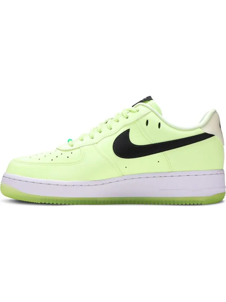 Кроссовки Nike Wmns Air Force 1 '07 LX 'Barely Volt' — изображение 3 из 8, зеленый