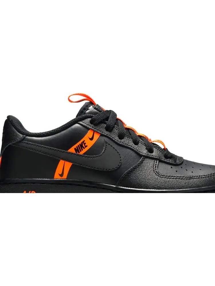 Кроссовки Nike Air Force 1 LV8 KSA GS 'Worldwide Pack - Black Total Orange' — изображение 2 из 8, черный