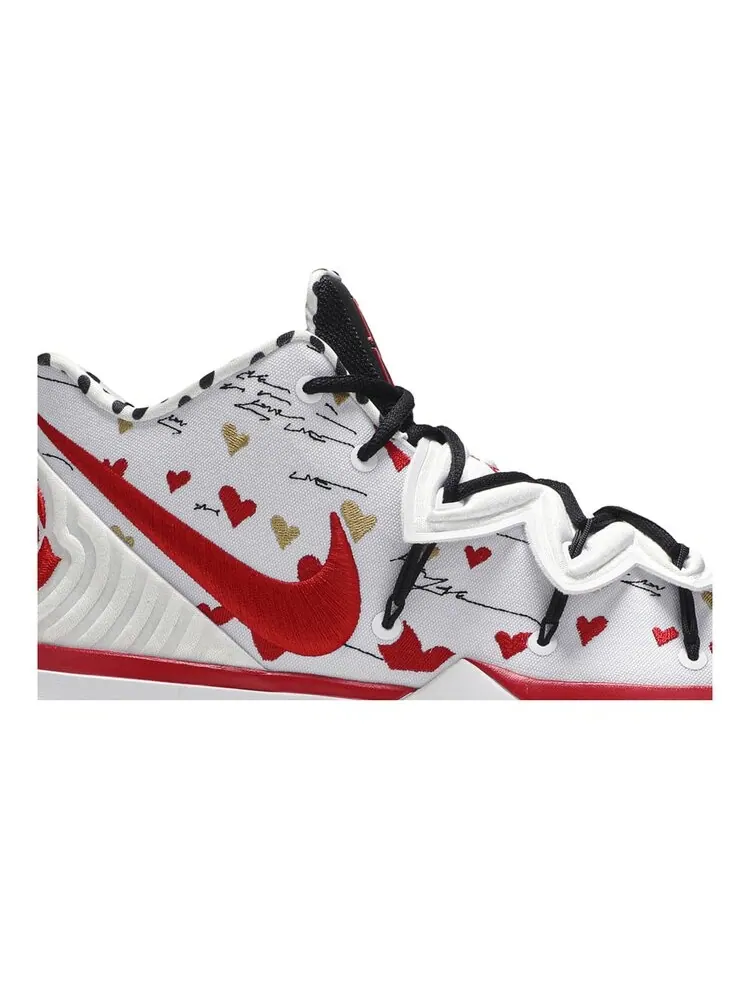 Кроссовки Nike SneakerRoom x Kyrie 5 — изображение 2 из 4, белый