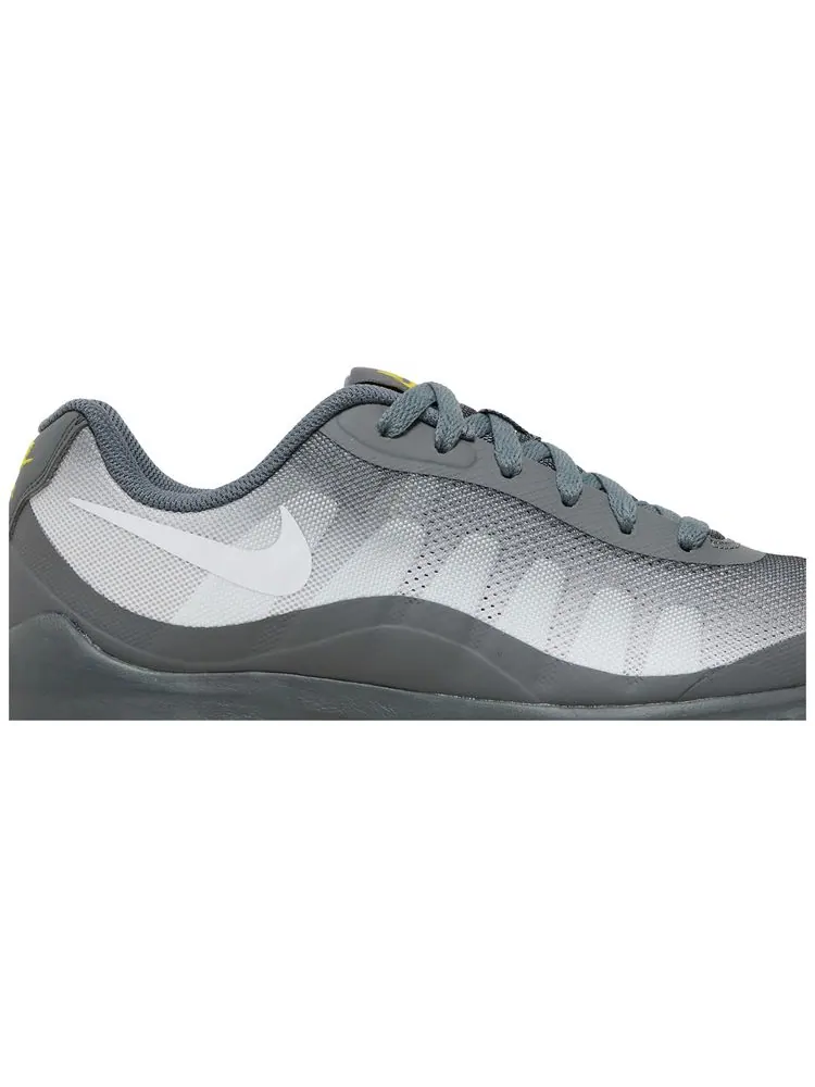 Кроссовки Nike Air Max Invigor 'Smoke Grey Opti Yellow' — изображение 2 из 8, серый