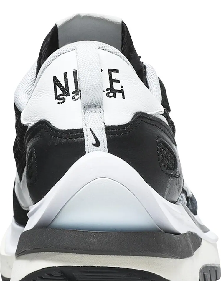 Кроссовки Nike sacai x VaporWaffle 'Black White' — изображение 7 из 8, черный