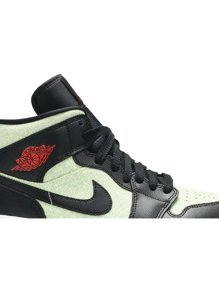 Кроссовки Wmns Air Jordan 1 Mid SE Black Barely Volt — изображение 2 из 8, черный