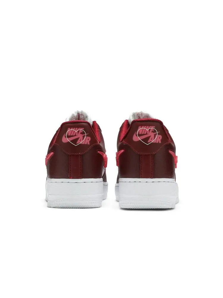 Кроссовки Nike Wmns Air Force 1 '07 SE 'Love For All - Team Red' — изображение 7 из 9