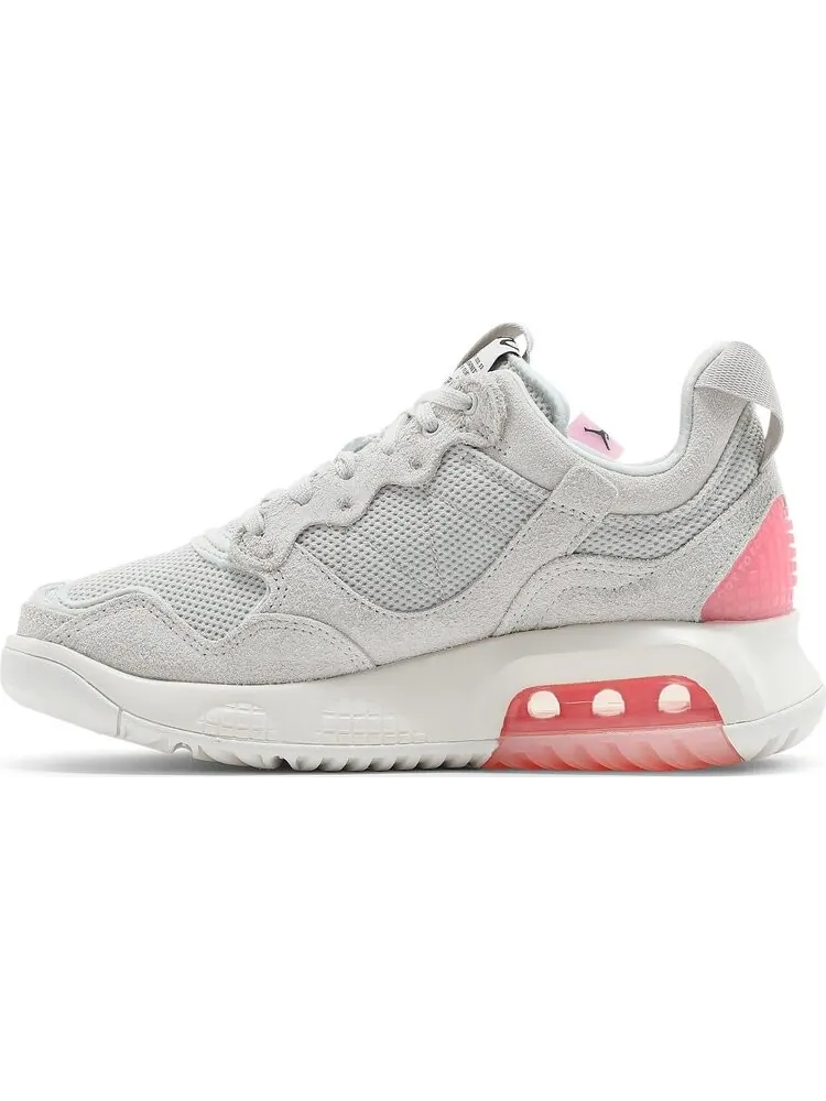 Кроссовки Wmns Jordan MA2 Light Bone Sunset Pulse — изображение 3 из 8, бежевый