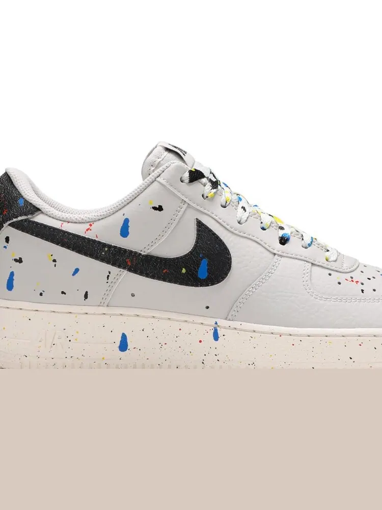 Кроссовки Nike Air Force 1 '07 LV8 'Paint Splatter - Light Bone' — изображение 2 из 8, белый
