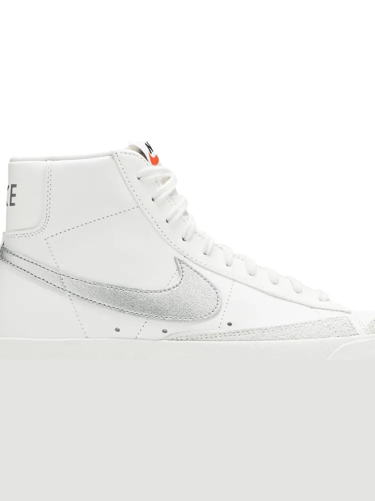 Кроссовки Nike Wmns Blazer Mid '77 'White Silver Metallic' — изображение 2 из 8, белый