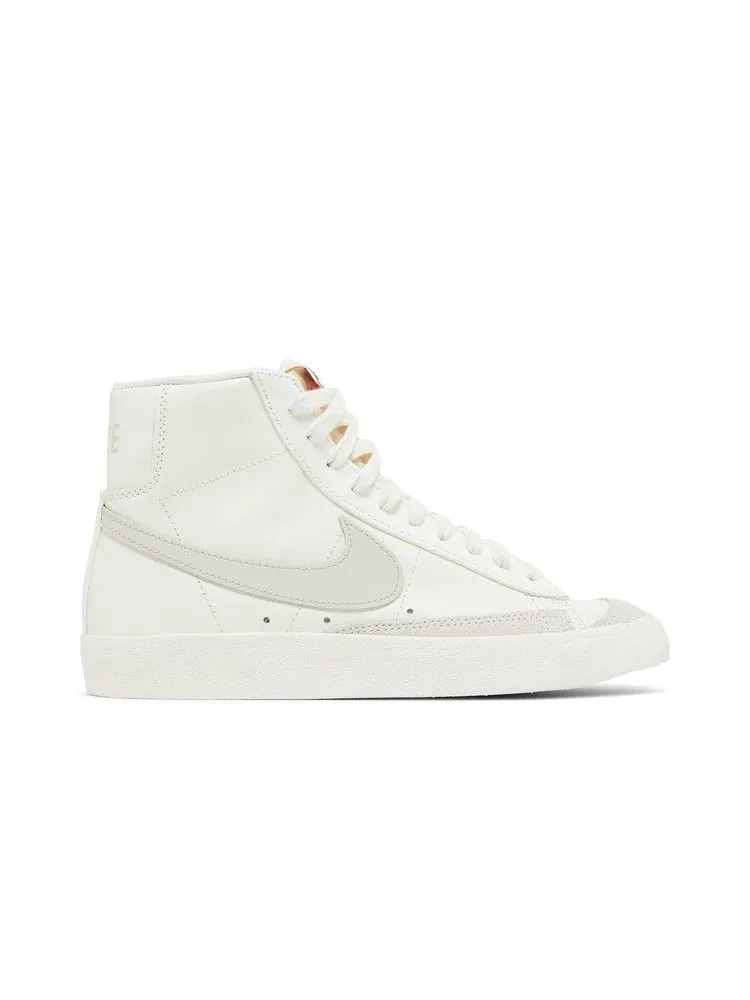Кроссовки Nike Wmns Blazer Mid '77 Vintage 'Sail Light Bone' — изображение 2 из 9, светлый//черный