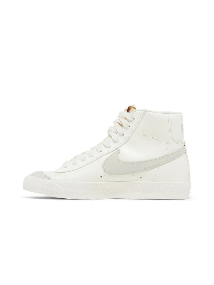 Кроссовки Nike Wmns Blazer Mid '77 Vintage 'Sail Light Bone' — изображение 4 из 9, светлый//черный