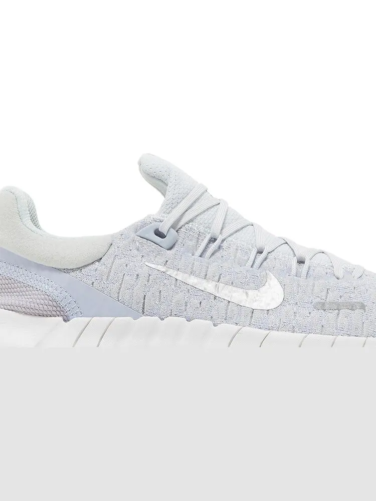 Кроссовки Nike Wmns Free Run 5.0 'Pure Platinum Metallic Silver' — изображение 2 из 8, серый
