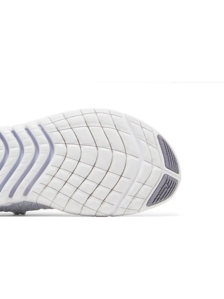 Кроссовки Nike Wmns Free Run 5.0 'Pure Platinum Metallic Silver' — изображение 5 из 8, серый