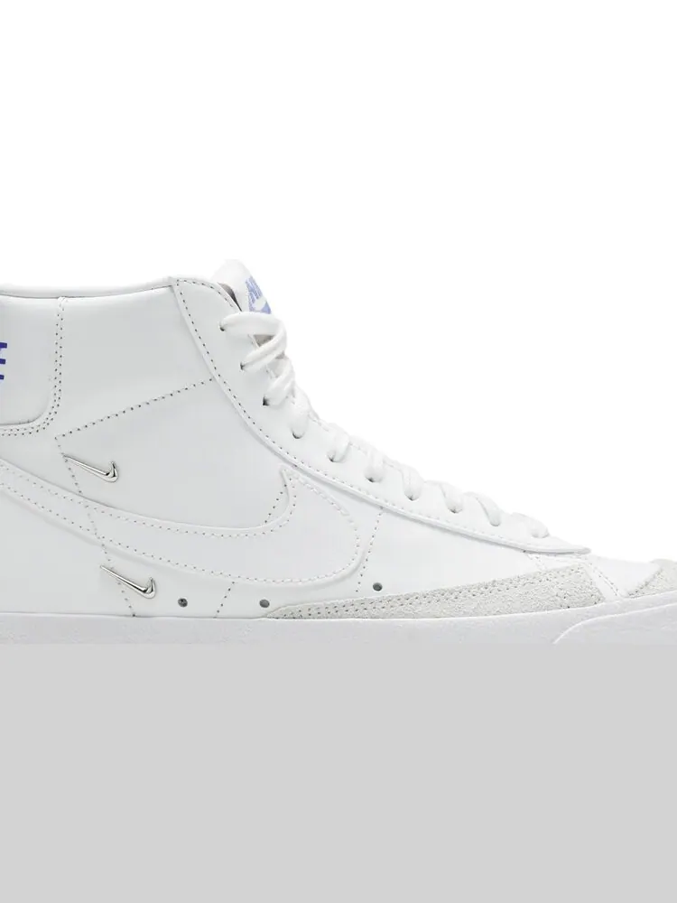 Кроссовки Nike Wmns Blazer Mid '77 SE 'Sisterhood - White Metallic Silver' — изображение 2 из 8, белый