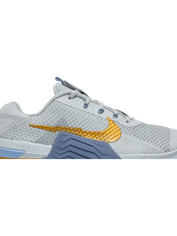 Кроссовки Nike Wmns Metcon 7 'Pure Platinum Metallic Gold Coin' — изображение 2 из 8, синий