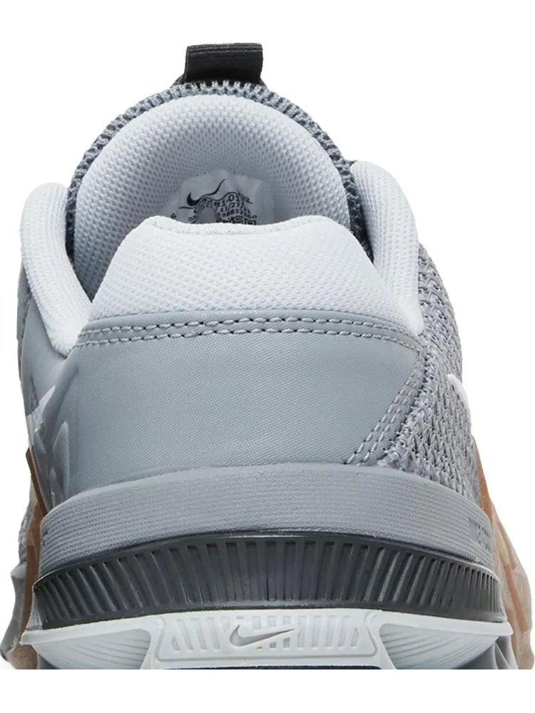 Кроссовки Nike Metcon 7 'Particle Grey Gum' — изображение 7 из 8, серый