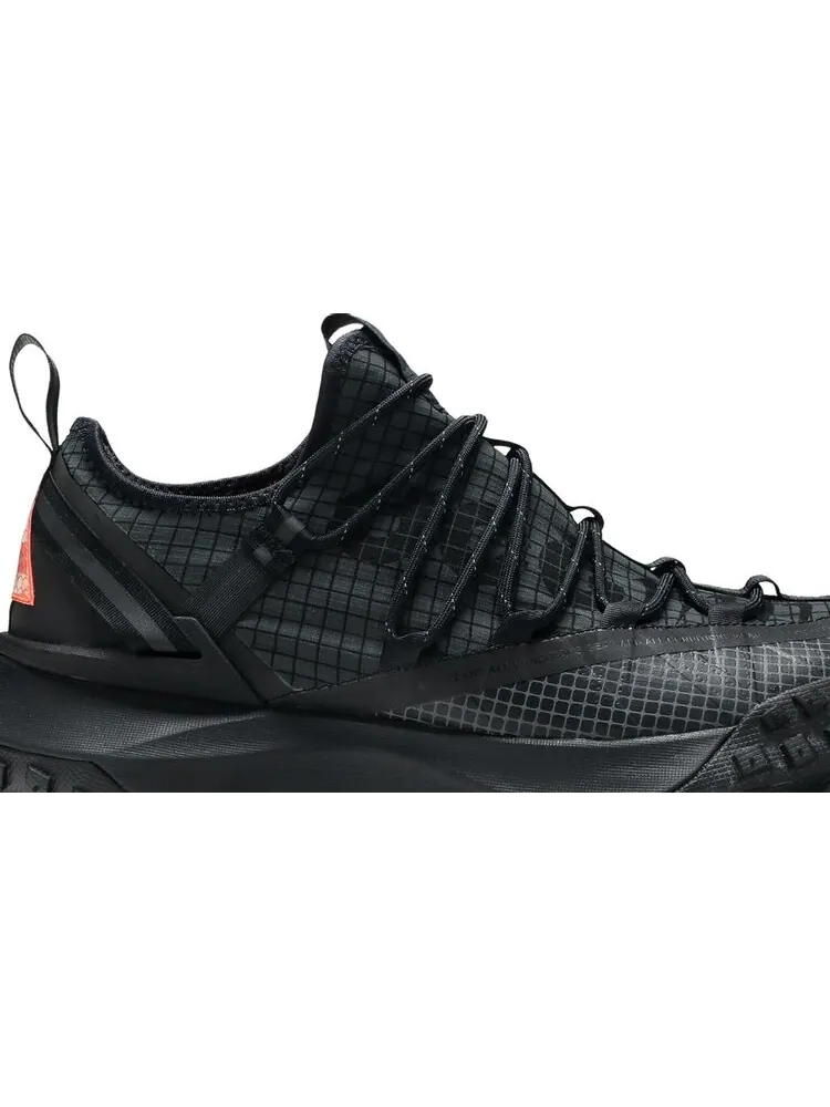 Кроссовки Nike ACG Mountain Fly Low 'Anthracite' — изображение 2 из 8, черный